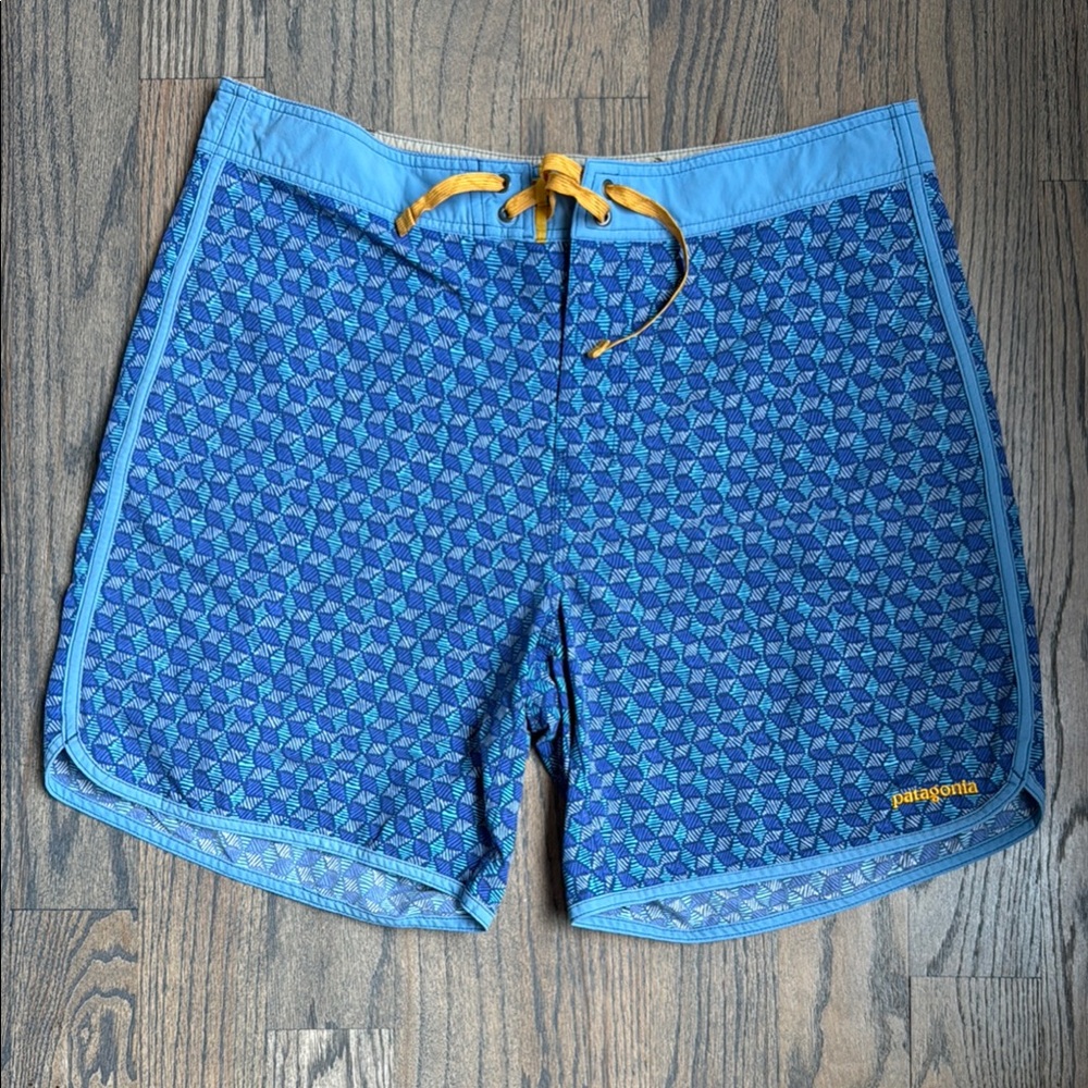 Patagonia Men’s Scallop Hem Stretch Wavefarer® Boardshorts - 18”